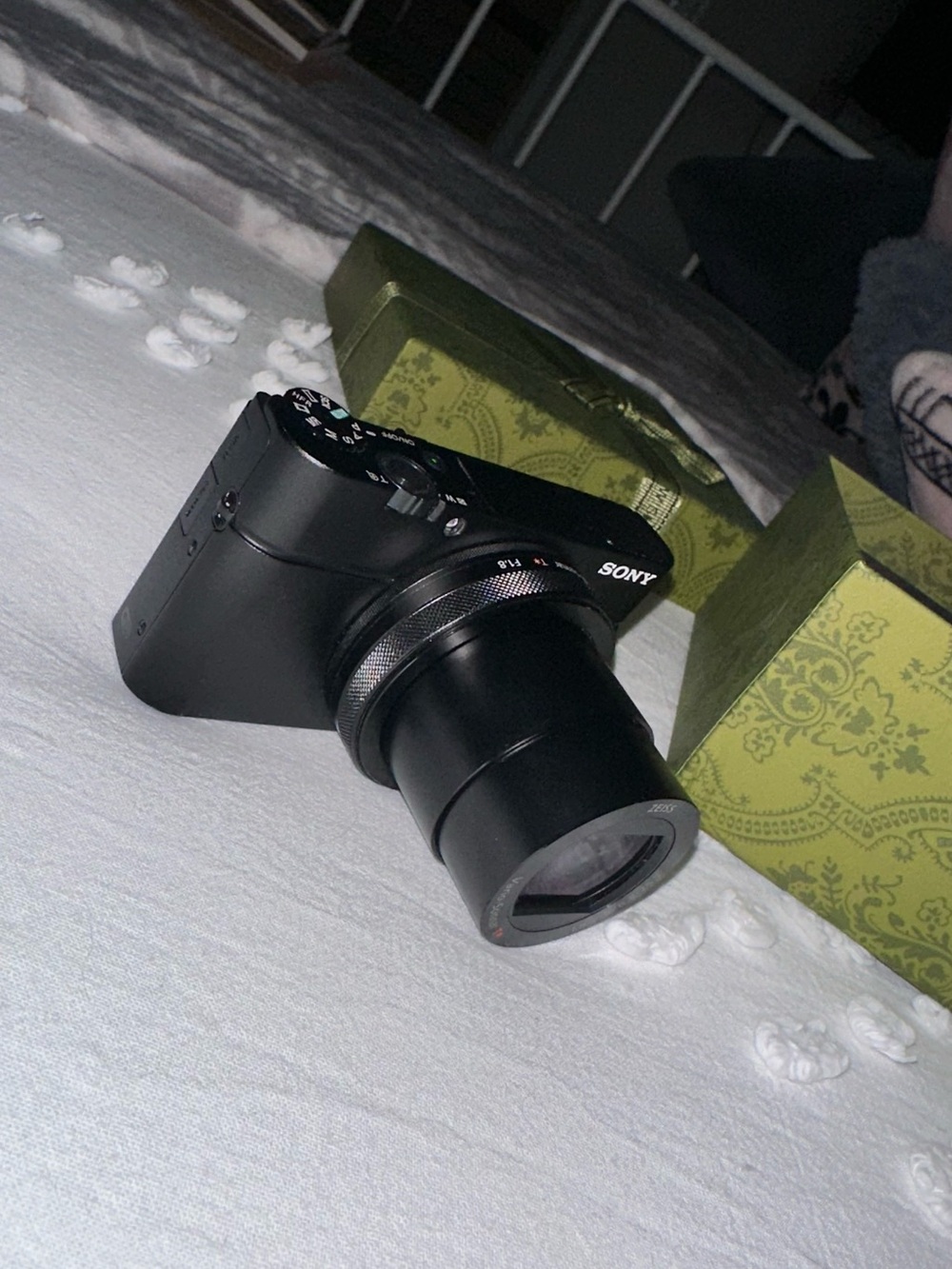Sony RX100M4 With Charger and Memory Card Included.
